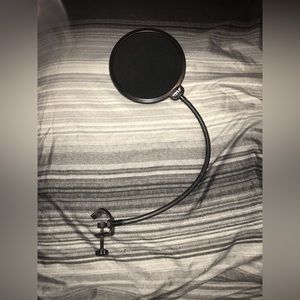 Microphone wind screen